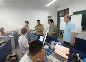 会议室里的人们

AI 生成的内容可能不正确。
