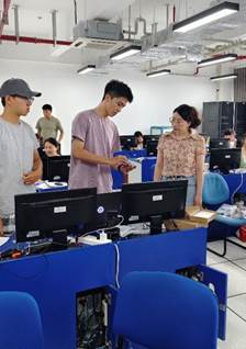一群人在看电脑

AI 生成的内容可能不正确。