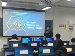 电脑萤幕前的人
AI 生成的内容可能不正确。